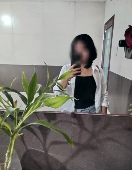 Büsra, 25