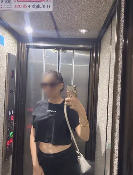Lilly, 33